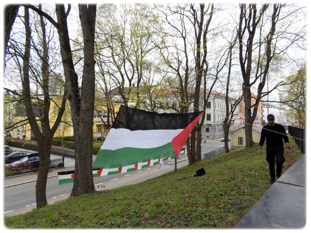 Palestina-flagg like ved Israels ambassade i Parkveien 35 i Homansbyen i Oslo. 