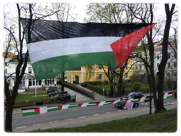 Palestina-flagg like ved Israels ambassade i Parkveien 35 i Homansbyen i Oslo. 