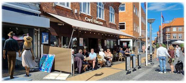 Utenfor Café Gustav på Stortorget i Rønne.