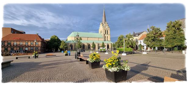 Stora Torg med kirka i Halmstad i Hallands lãn i Sverige.