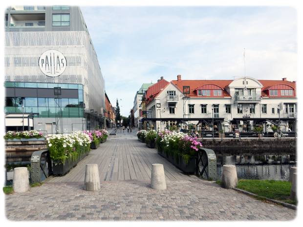 Fin «blomsterbru» ved elva Viskan i Borås i Sverige!